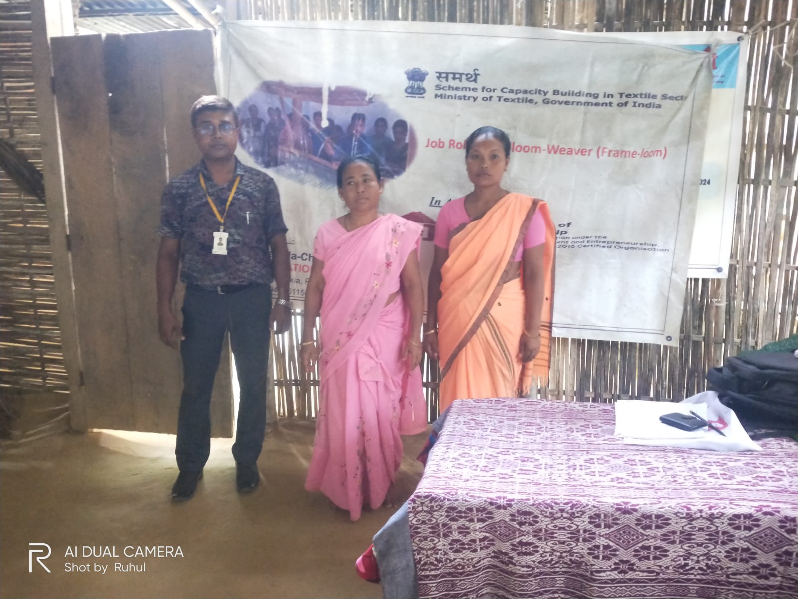 Group photo of Handloom Weaver (Frame Loom) batch 20388 trainees at IIE Incubation Centre, Bordiraj