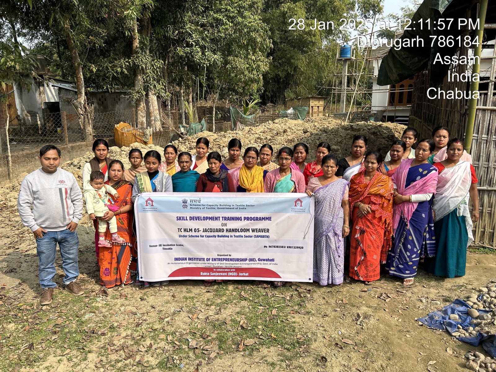 Group photo of Handloom Weaver (Frame Loom) batch 24208 trainees at IIE Incubation Centre, Bordiraj