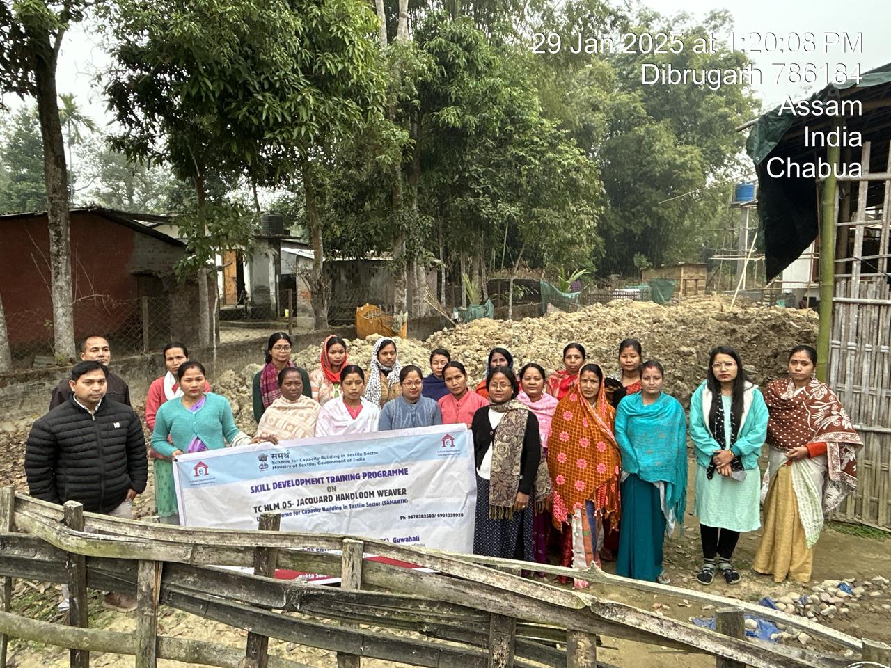 Group photo of Handloom Weaver (Frame Loom) batch 24210 trainees at IIE Incubation Centre, Bordiraj
