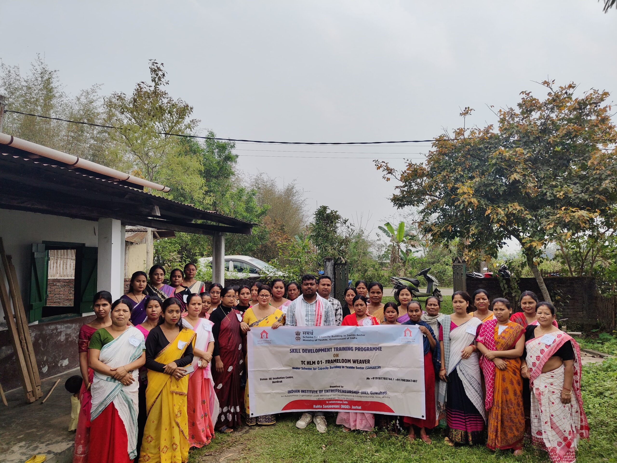 Group photo of Handloom Weaver (Frame Loom) batch 26664 trainees at IIE Incubation Centre, Bordiraj