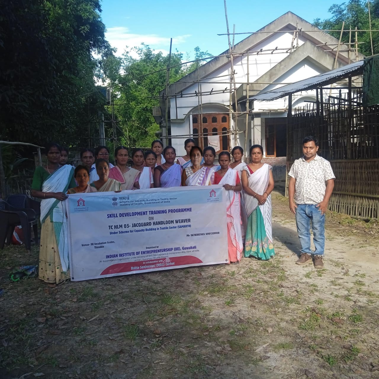 Group photo of Handloom Weaver (Frame Loom) batch 28847 trainees at IIE Incubation Centre, Bordiraj