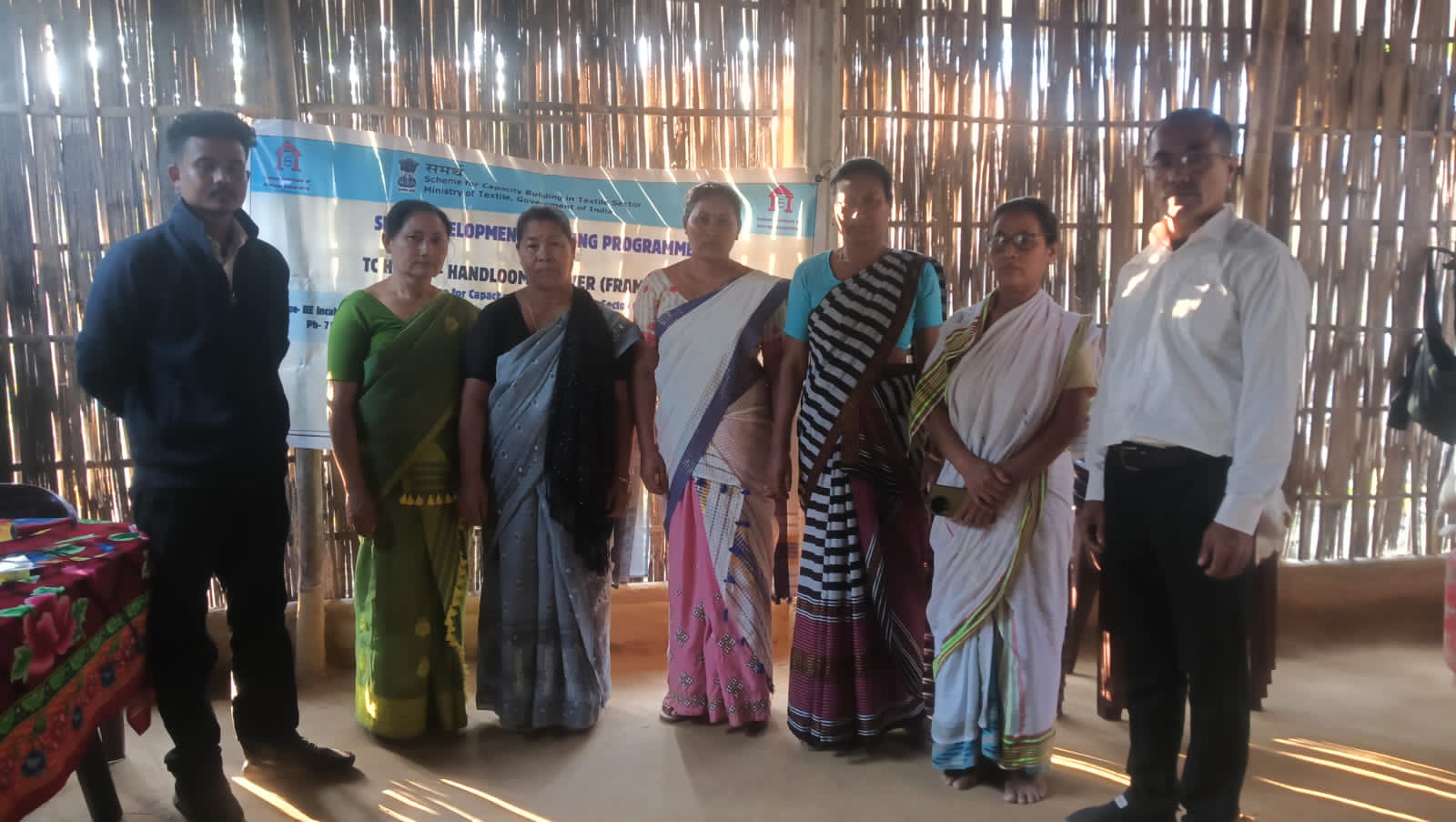 Group photo of Handloom Weaver (Frame Loom) batch 33113 trainees at IIE Incubation Centre, Bordiraj