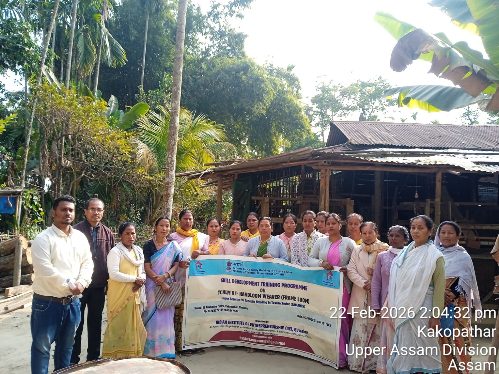 Group photo of Handloom Weaver (Frame Loom) batch 36914 trainees at IIE Incubation Centre, Bordiraj