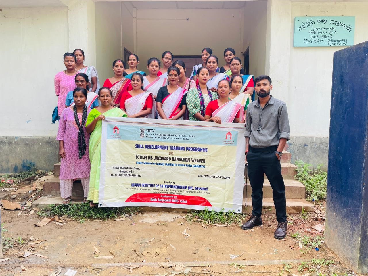 Group photo of Jacquard Handloom Weaver batch 21344 trainees at IIE Incubation Centre, Chenijan