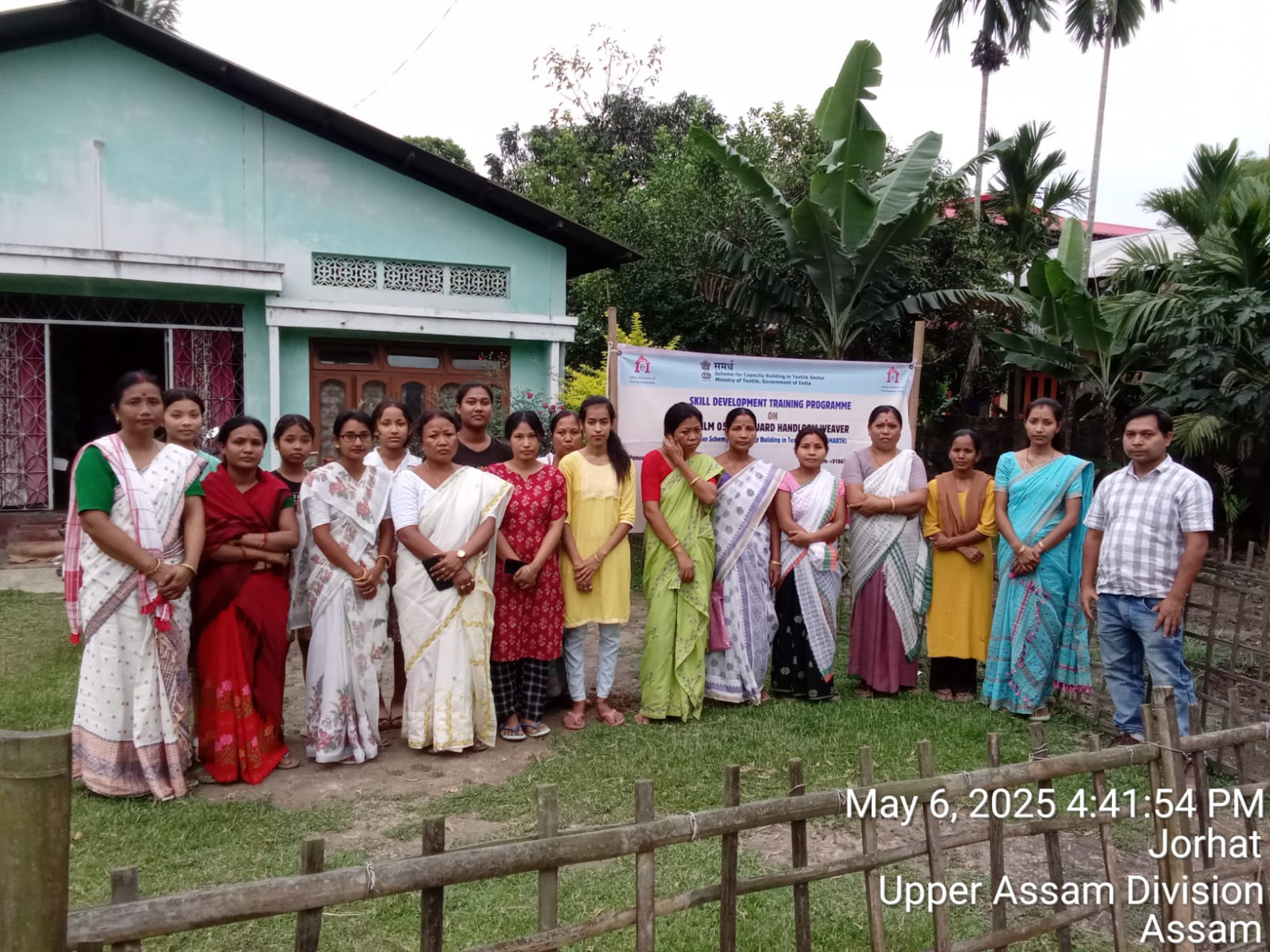 Group photo of Jacquard Handloom Weaver batch 26019 trainees at IIE Incubation Centre, Chenijan