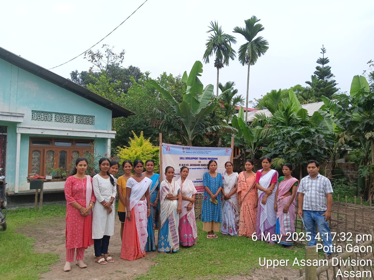 Group photo of Jacquard Handloom Weaver batch 26020 trainees at IIE Incubation Centre, Chenijan