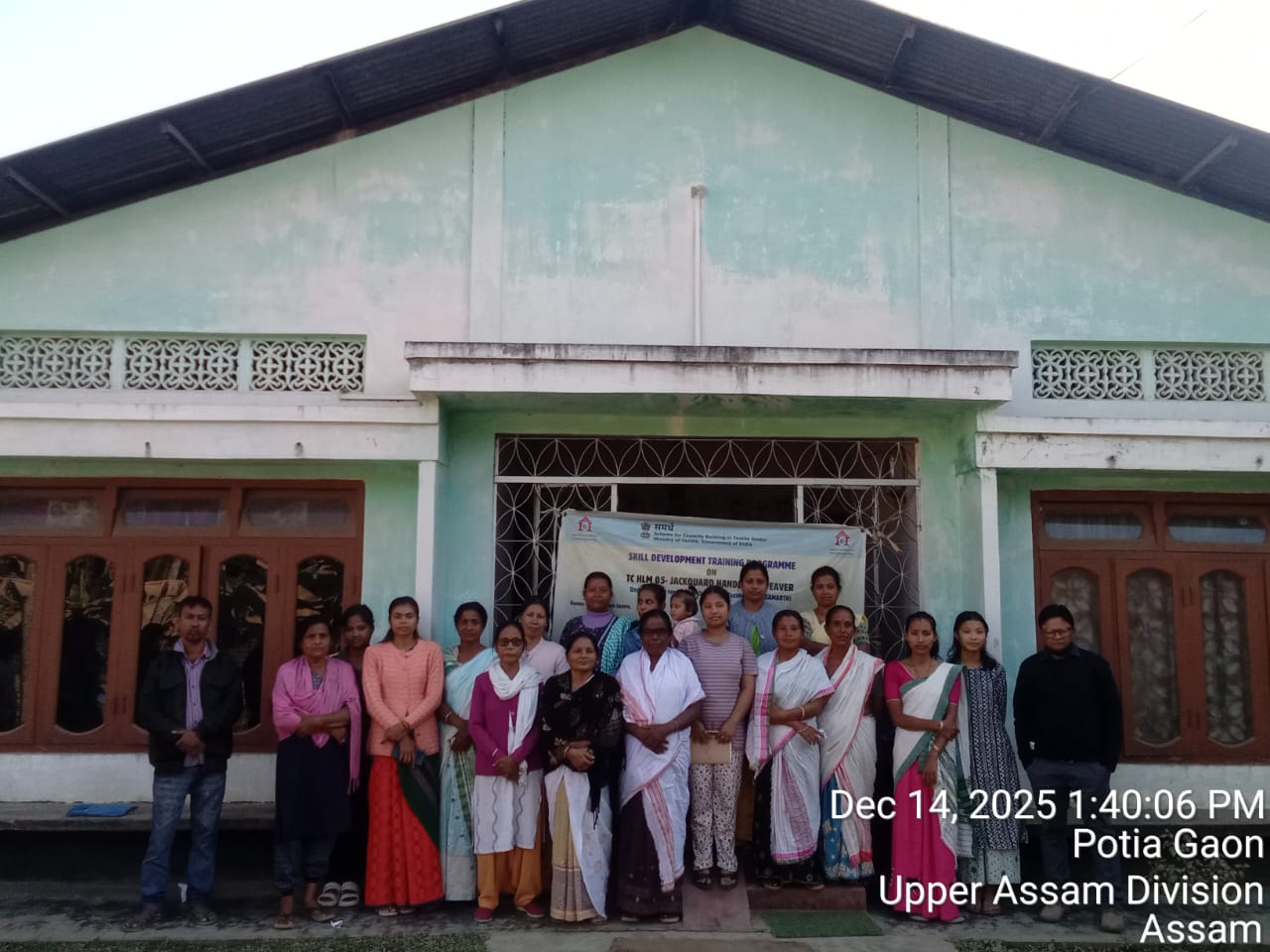 Group photo of Jacquard Handloom Weaver batch 33098 trainees at IIE Incubation Centre, Chenijan