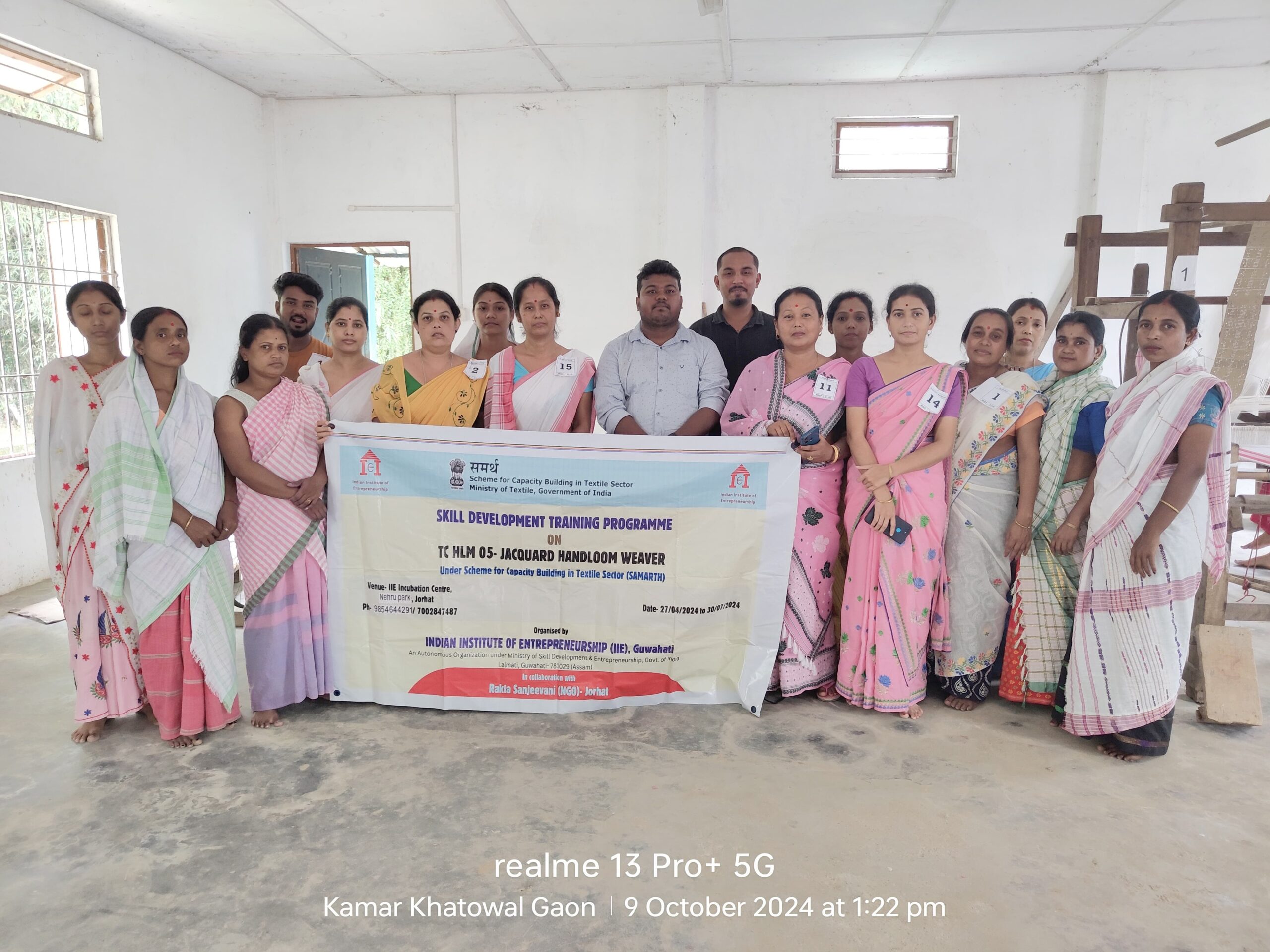 Group photo of Jacquard Handloom Weaver batch 21147 trainees at IIE Incubation Centre, Hobai Pathar