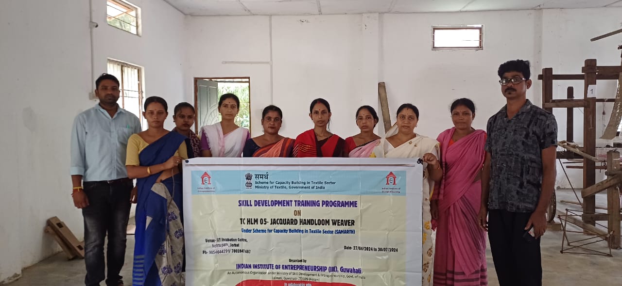 Group photo of Jacquard Handloom Weaver batch 21175 trainees at IIE Incubation Centre, Hobai Pathar