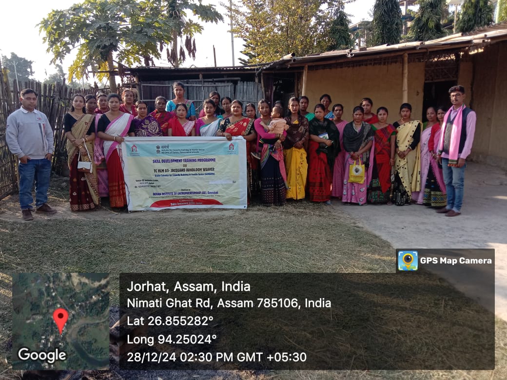 Group photo of Jacquard Handloom Weaver batch 23859 trainees at IIE Incubation Centre, Hobai Pathar