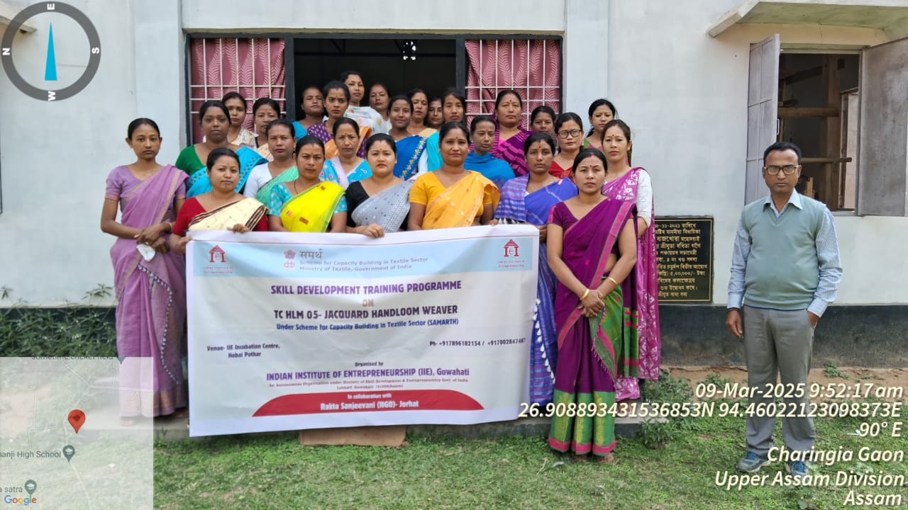 Group photo of Jacquard Handloom Weaver batch 25833 trainees at IIE Incubation Centre, Hobai Pathar