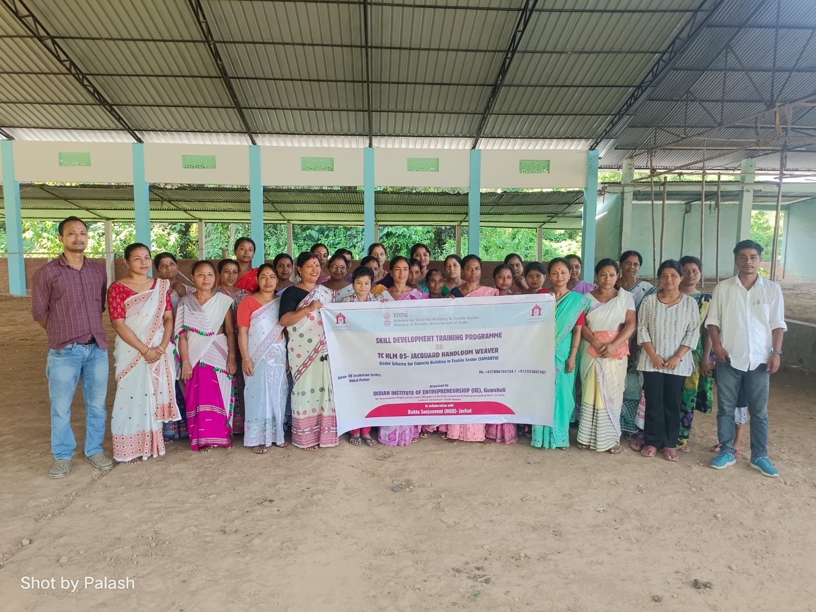 Group photo of Jacquard Handloom Weaver batch 28460 trainees at IIE Incubation Centre, Hobai Pathar