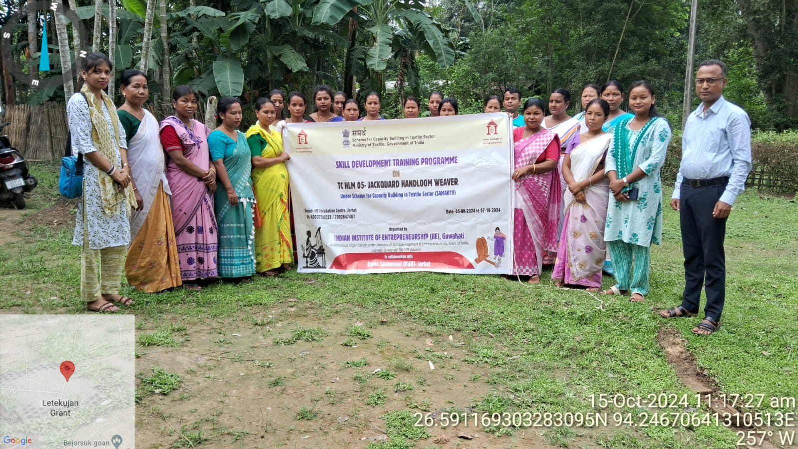 Group photo of Jacquard Handloom Weaver batch 22354 trainees at IIE Incubation Centre, Jorhat