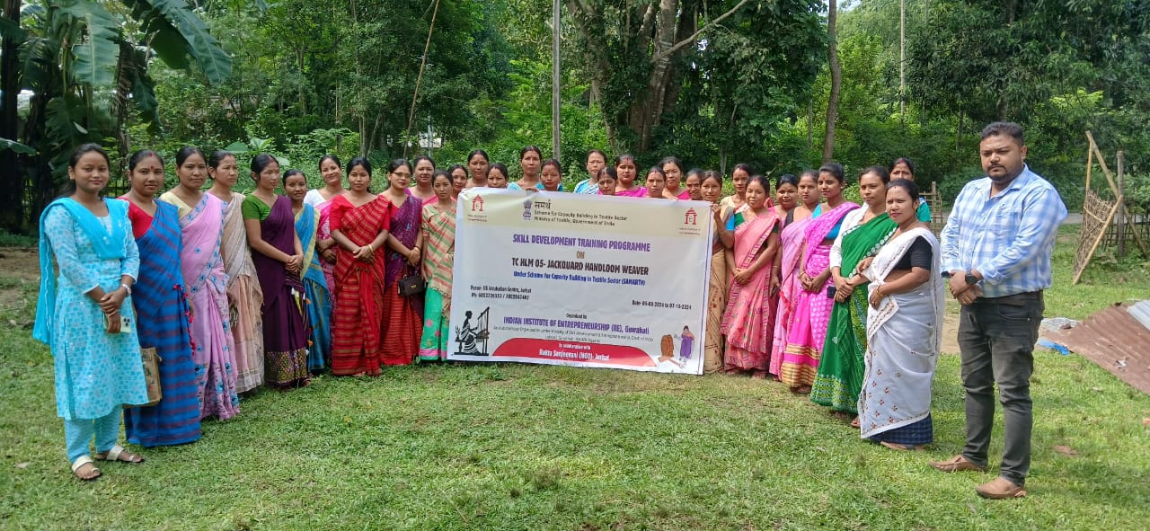 Group photo of Jacquard Handloom Weaver batch 23030 trainees at IIE Incubation Centre, Jorhat