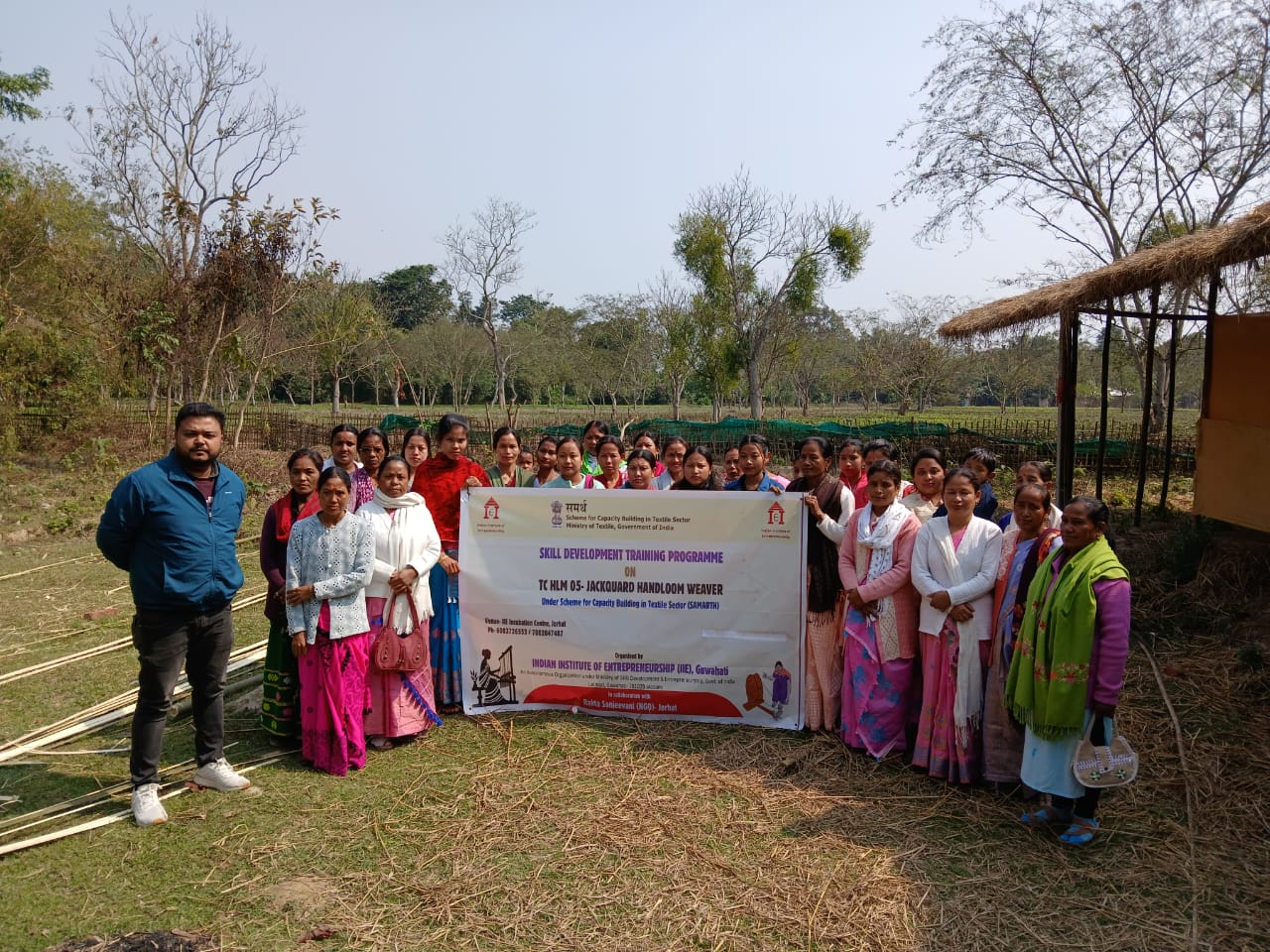 Group photo of Jacquard Handloom Weaver batch 25141 trainees at IIE Incubation Centre, Jorhat
