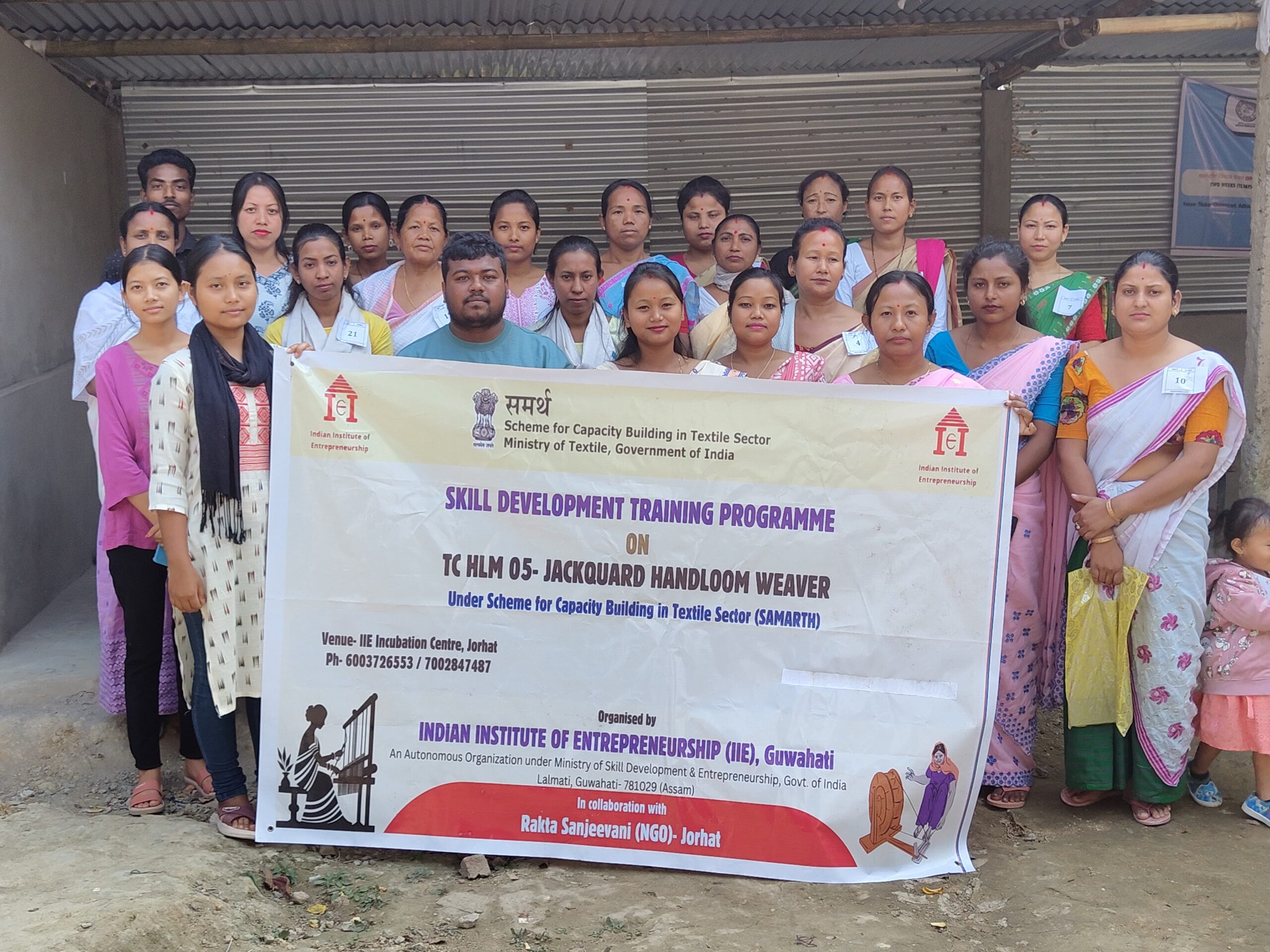 Group photo of Jacquard Handloom Weaver batch 25983 trainees at IIE Incubation Centre, Jorhat