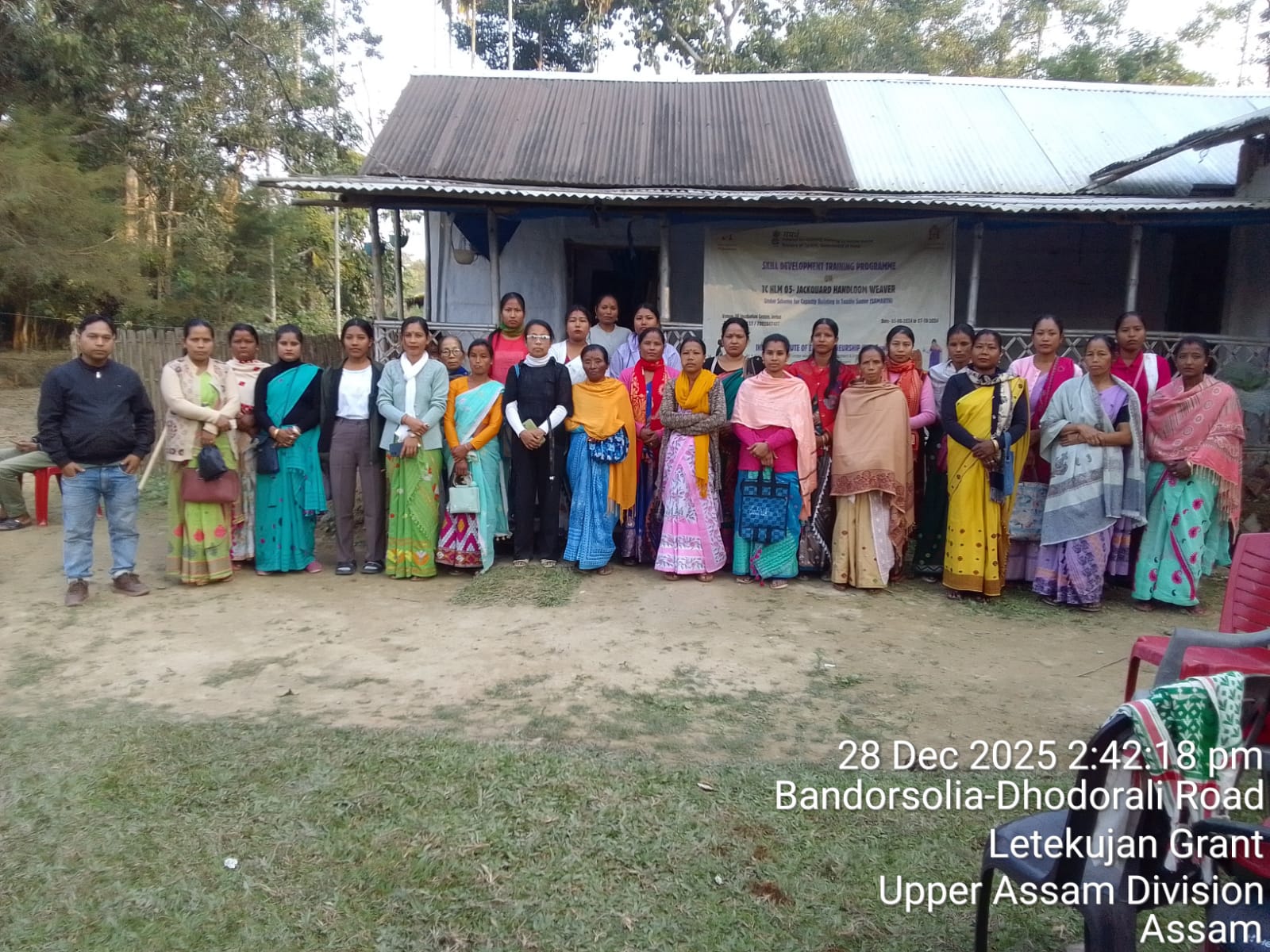 Group photo of Jacquard Handloom Weaver batch 36289 trainees at IIE Incubation Centre, Jorhat