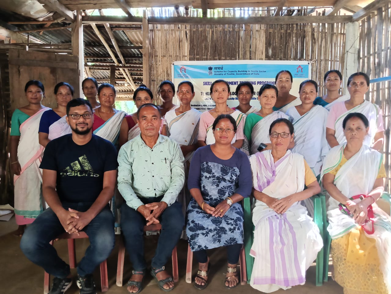Group photo of Handloom Weaver (Frame Loom) batch 21123 trainees at IIE Incubation Centre, Kakopothar
