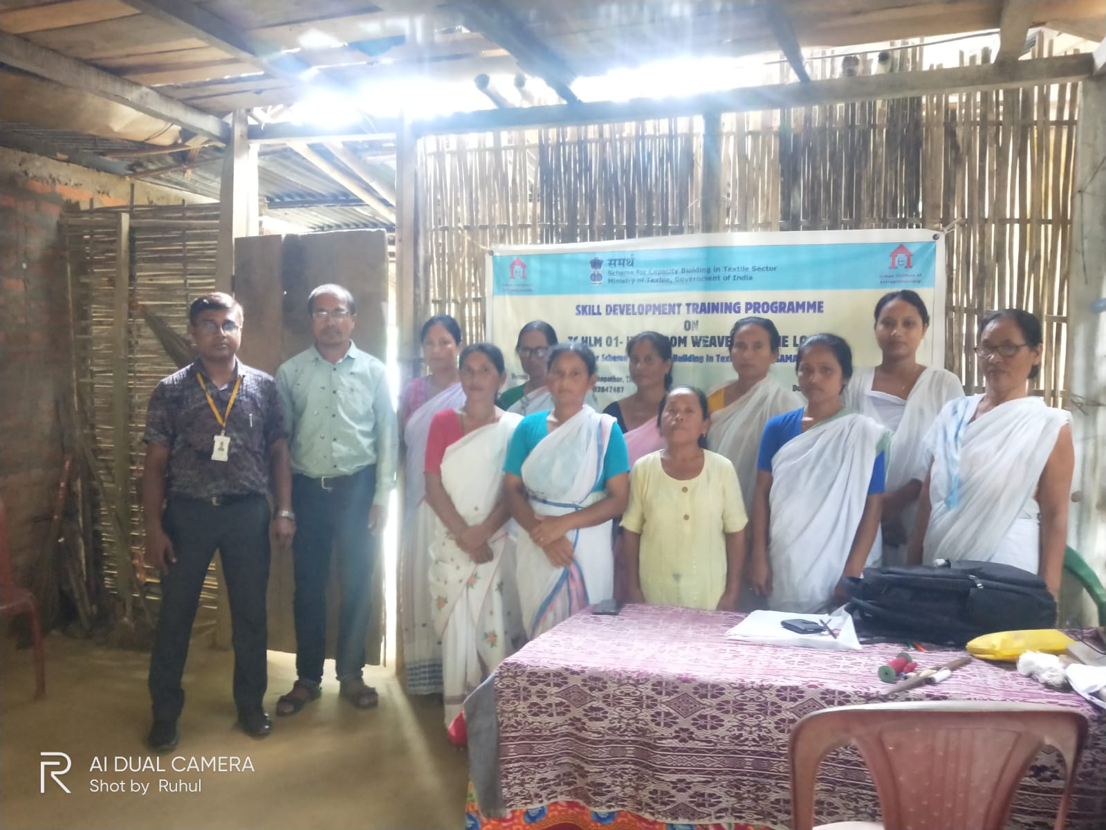 Group photo of Handloom Weaver (Frame Loom) batch 21125 trainees at IIE Incubation Centre, Kakopothar