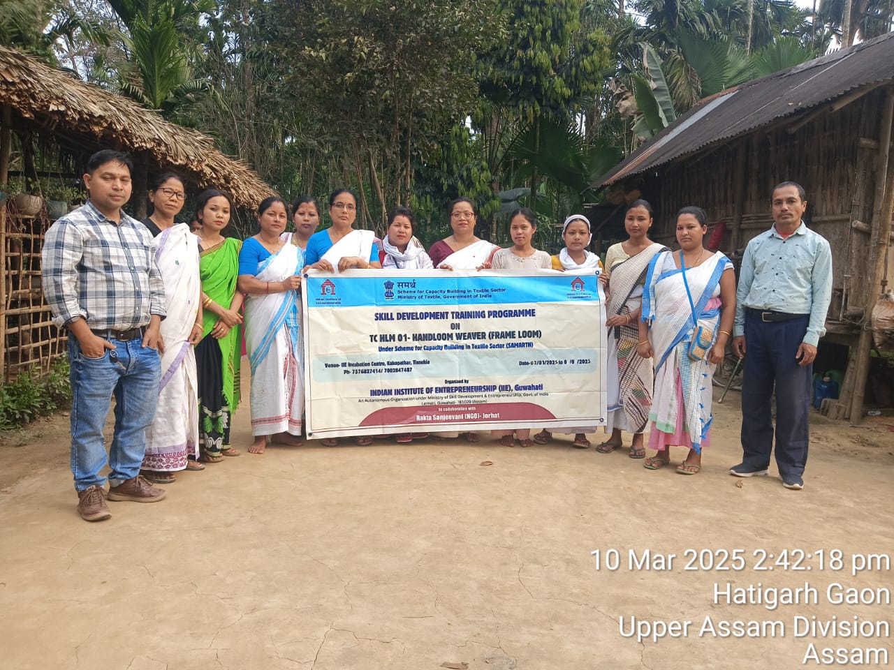Group photo of Handloom Weaver (Frame Loom) batch 25424 trainees at IIE Incubation Centre, Kakopothar