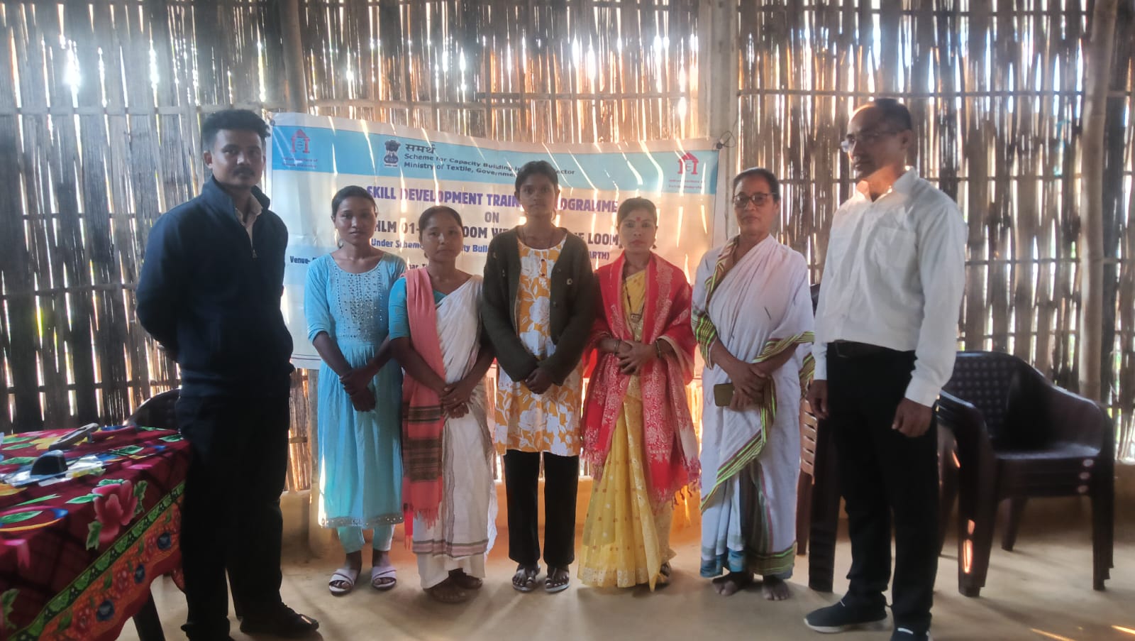 Group photo of Handloom Weaver (Frame Loom) batch 29252 trainees at IIE Incubation Centre, Kakopothar