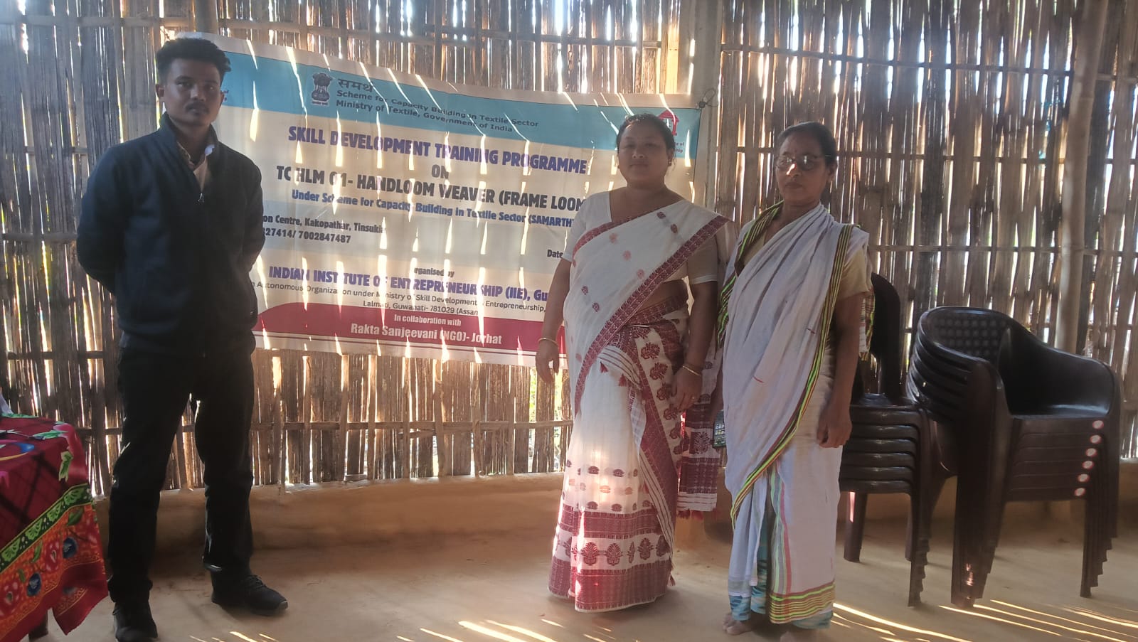 Group photo of Handloom Weaver (Frame Loom) batch 29253 trainees at IIE Incubation Centre, Kakopothar