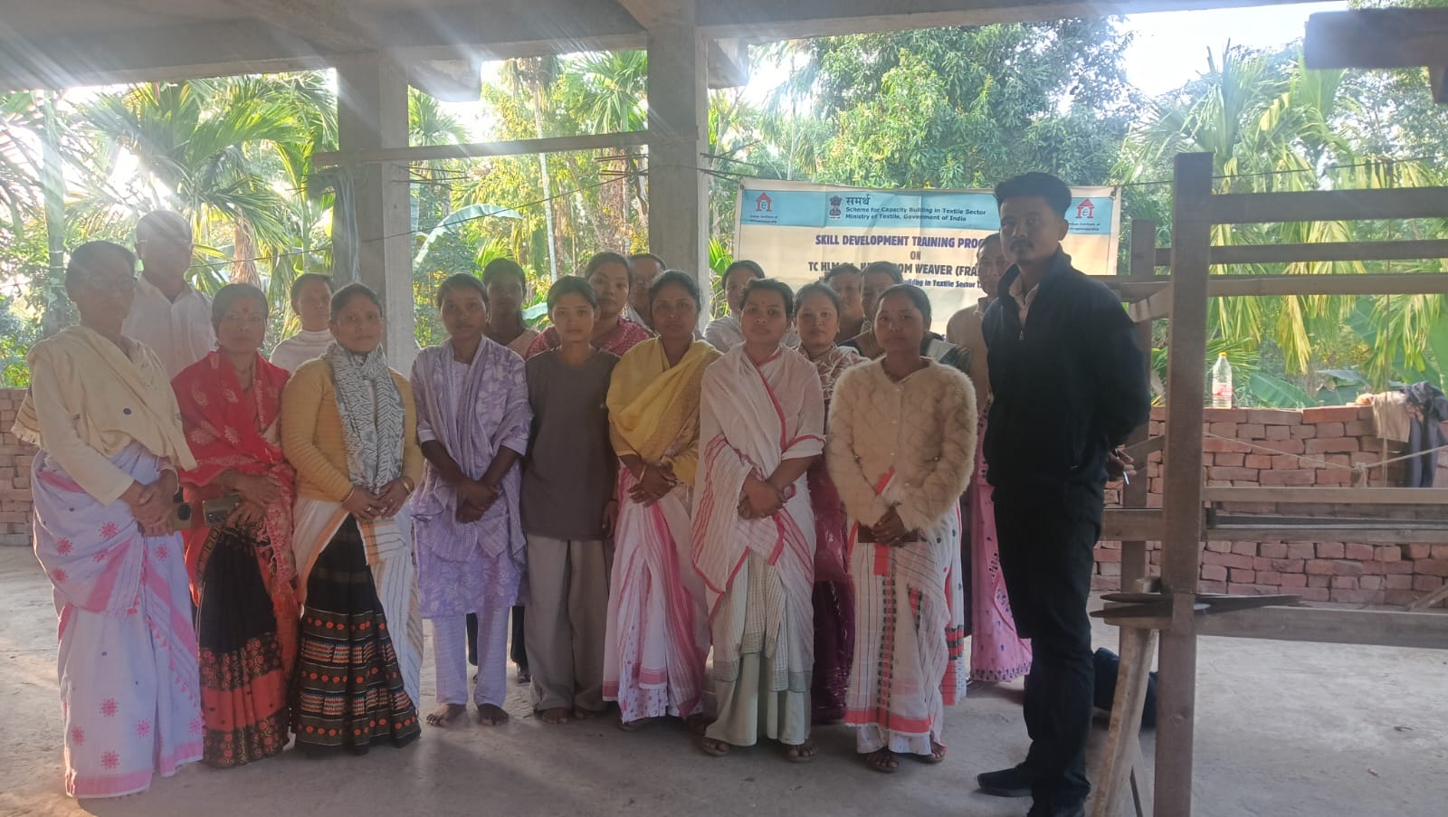 Group photo of Handloom Weaver (Frame Loom) batch 35854 trainees at IIE Incubation Centre, Kakopothar