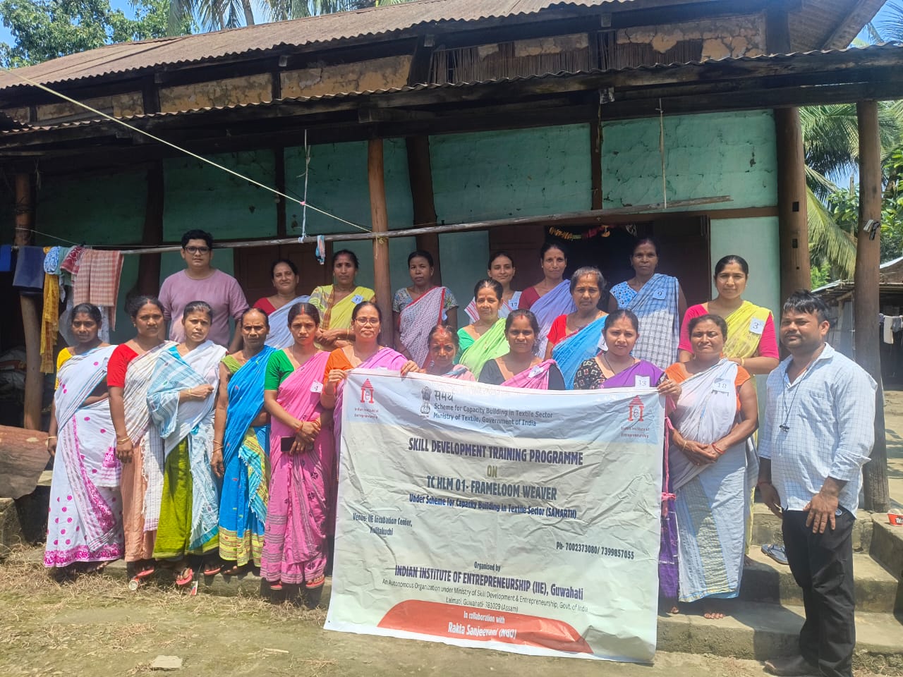 Group photo of Handloom Weaver (Frame Loom) batch 40931 trainees at IIE Incubation Centre, Kalitakuchi