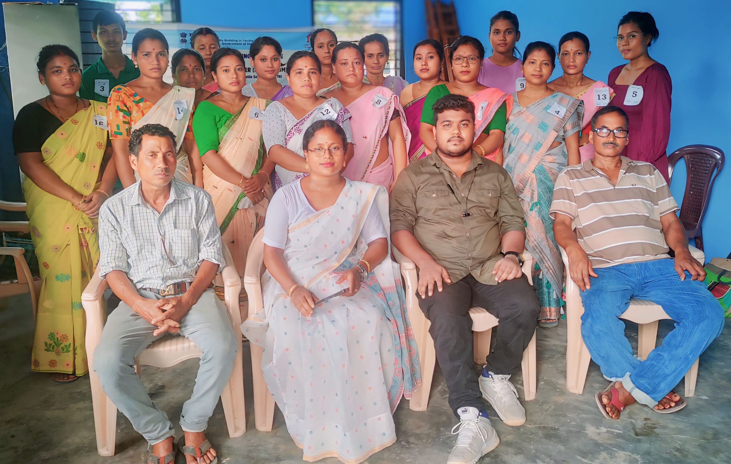 Group photo of Handloom Weaver (Frame Loom) batch 20394 trainees at IIE Incubation Centre, Nahazar