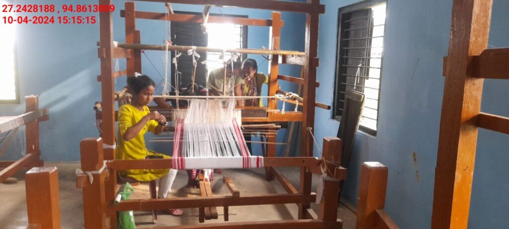 Handloom Weaver (Frame Loom) training at IIE Incubation Centre, Nahazar, batch 20623, 10-04-2024