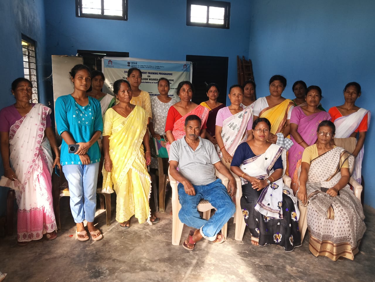 Group photo of Handloom Weaver (Frame Loom) batch 20623 trainees at IIE Incubation Centre, Nahazar