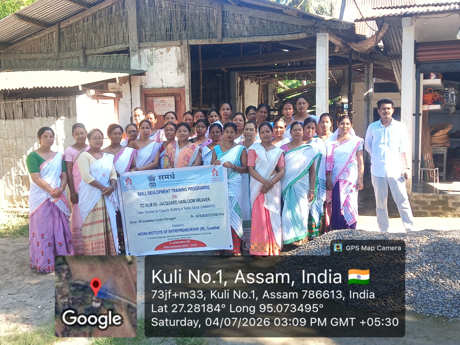 Group photo of Handloom Weaver (Frame Loom) batch 47501 trainees at IIE Incubation Centre, Nahazar