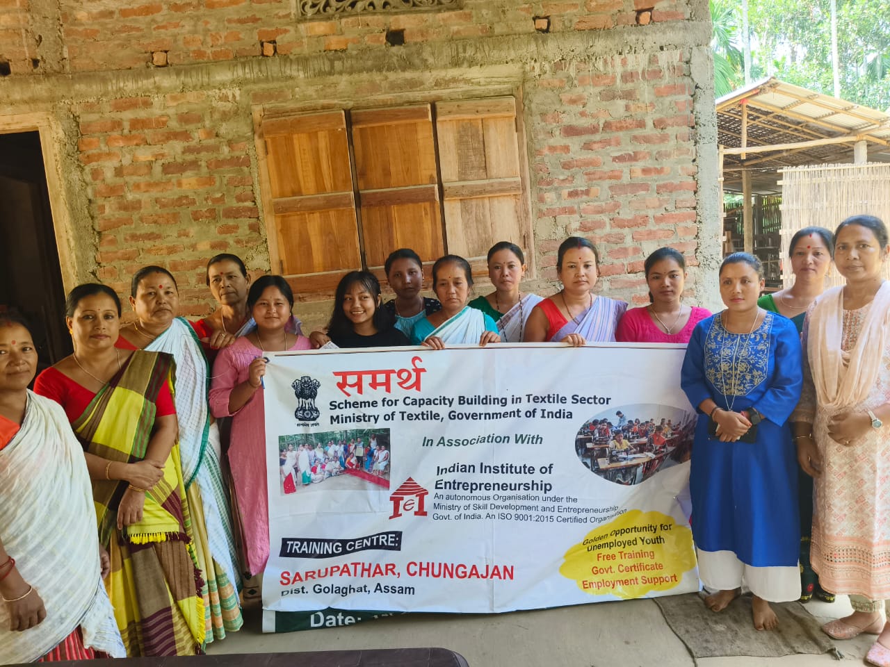 Group photo of Handloom Weaver (Frame Loom) batch 23083 trainees at IIE Incubation Centre, Sarupathar