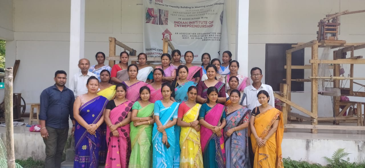 Group photo of Handloom Weaver (Frame Loom) batch 27978 trainees at IIE Incubation Centre, Sarupathar