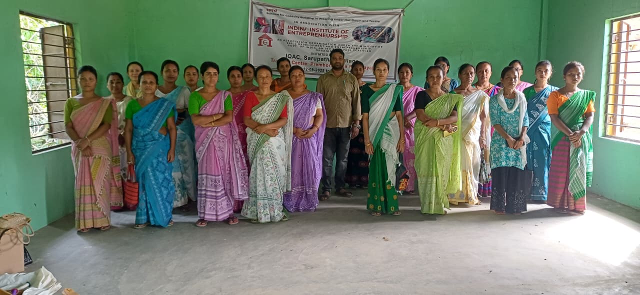 Group photo of Silk Handloom Weaver batch 33115 trainees at IIE Incubation Centre, Sarupathar