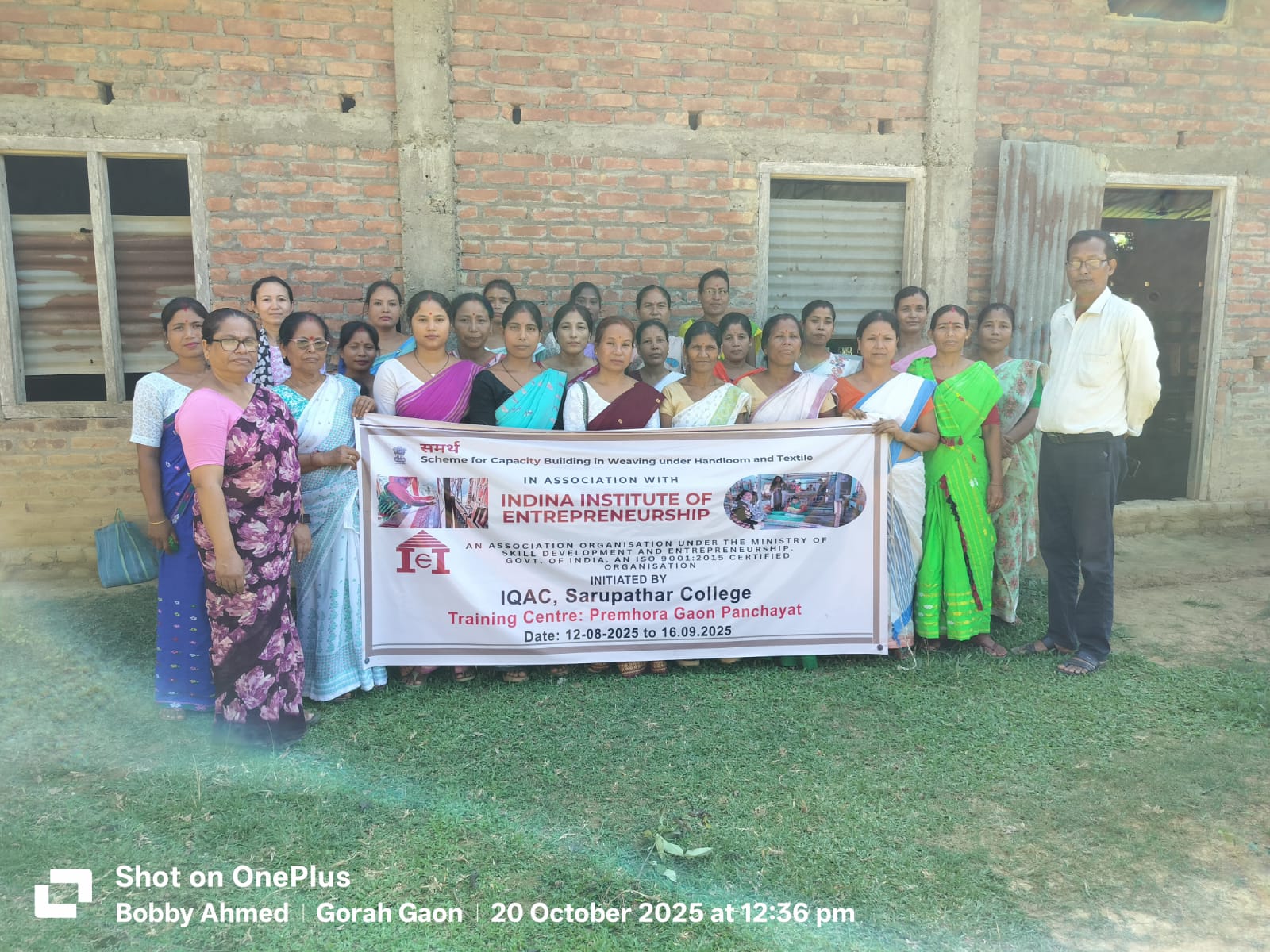 Group photo of Silk Handloom Weaver batch 33345 trainees at IIE Incubation Centre, Sarupathar
